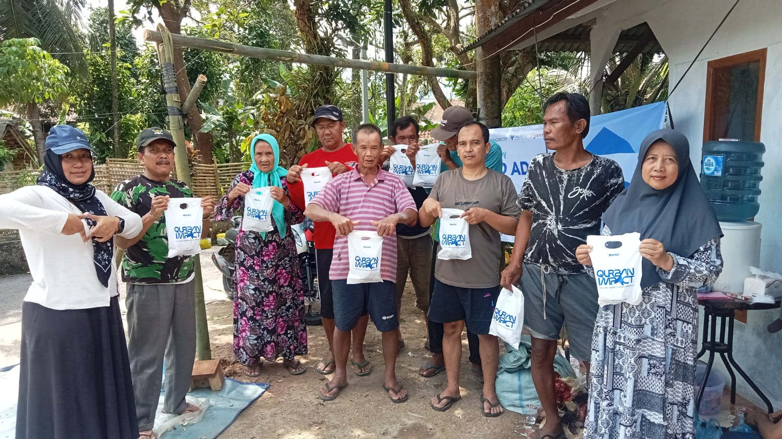 PT. Paragon Sinergi dengan DT Peduli Tasikmalaya Salurkan Hewan Qurban untuk Warga Ring 1 DC Sukamaju Kidul 