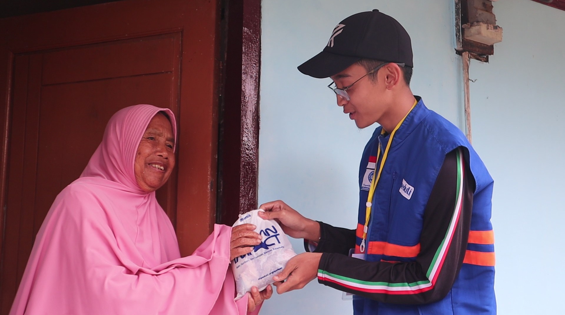Hadirkan Kebahagiaan Qurban, DT Peduli Salurkan 65 Domba untuk Ratusan KK di Kertasari 