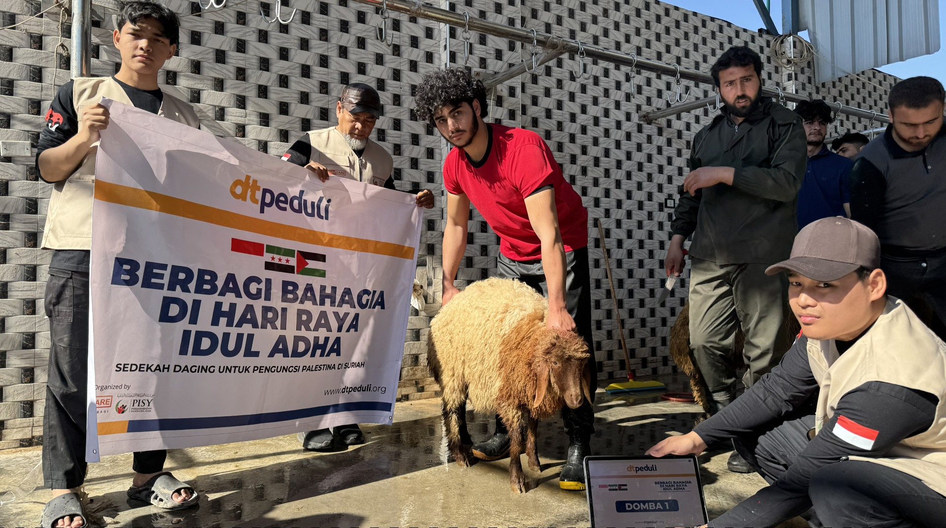 DT Peduli Salurkan Daging Qurban untuk Ratusan Keluarga Pengungsi di Suriah