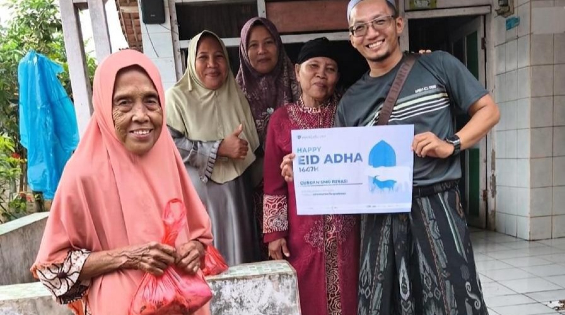PT. Paragon DC Bekasi Sinergi dengan DT Peduli Bekasi Salurkan Hewan Qurban untuk Masyarakat Kampung Poncol