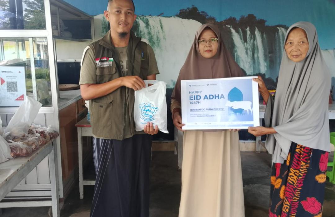 PT. Paragon DC Purwokerto Sinergi dengan DT Peduli Jateng Salurkan Qurban untuk Warga Karangrau, Banyumas