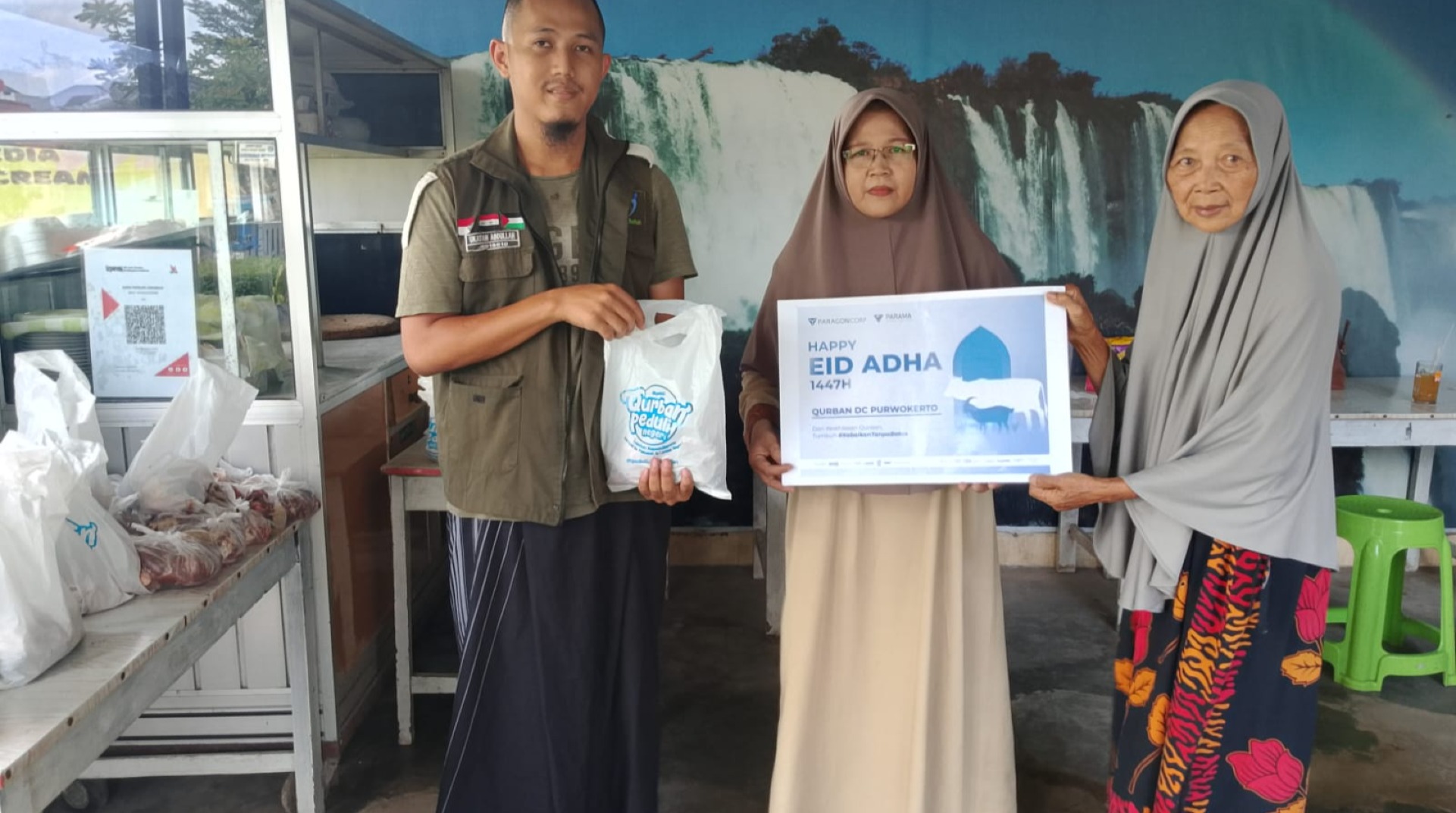PT. Paragon DC Purwokerto Sinergi dengan DT Peduli Jateng Salurkan Qurban untuk Warga Karangrau, Banyumas