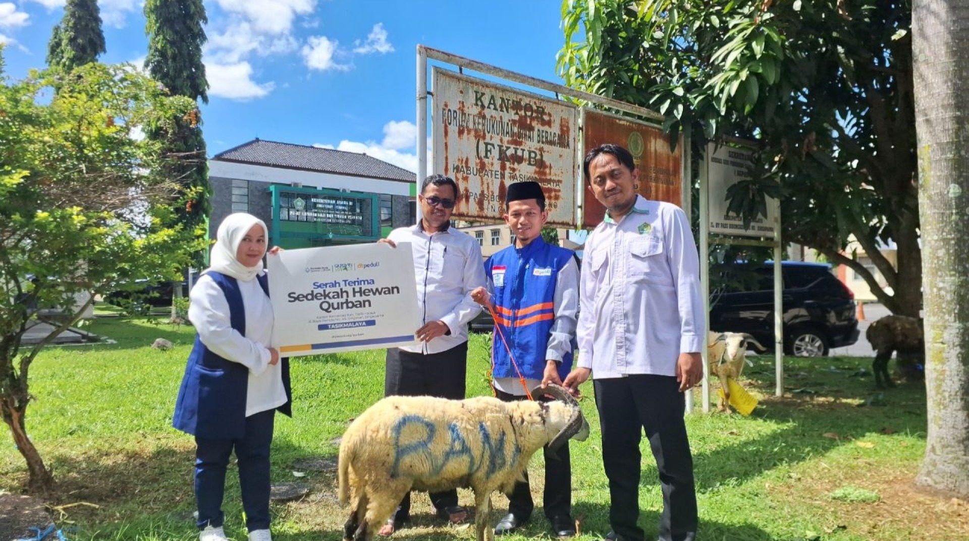 Bank Permata Syariah dan DT Peduli Tasikmalaya Gelar Serah Terima Hewan Qurban pada Kemenag Kabupaten Tasikmalaya 
