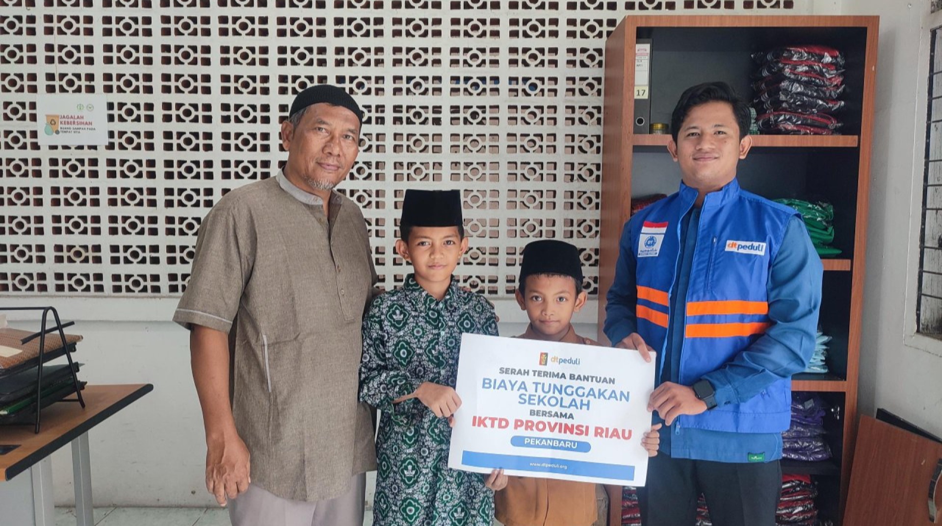 IKTD Provinsi Riau Bersama DT Peduli Riau Bantu Ringankan Tunggakan Pendidikan Siswa di Pekanbaru dan Kampar