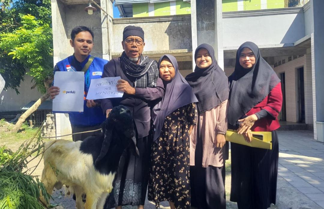 Sinergi Kebaikan, PT. Paragon DC Mataram Bersama DT Peduli NTB Salurkan Hewan Qurban kepada Warga Dhuafa 