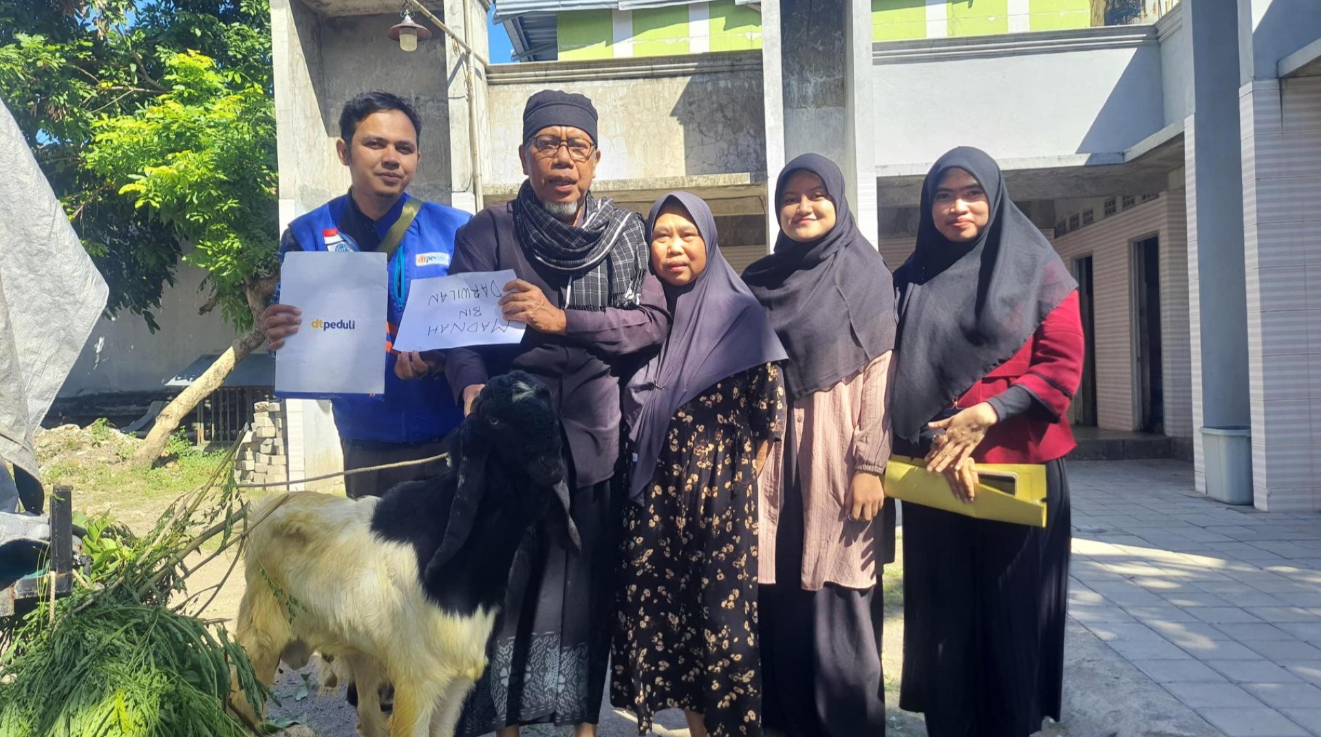 Sinergi Kebaikan, PT. Paragon DC Mataram Bersama DT Peduli NTB Salurkan Hewan Qurban kepada Warga Dhuafa 