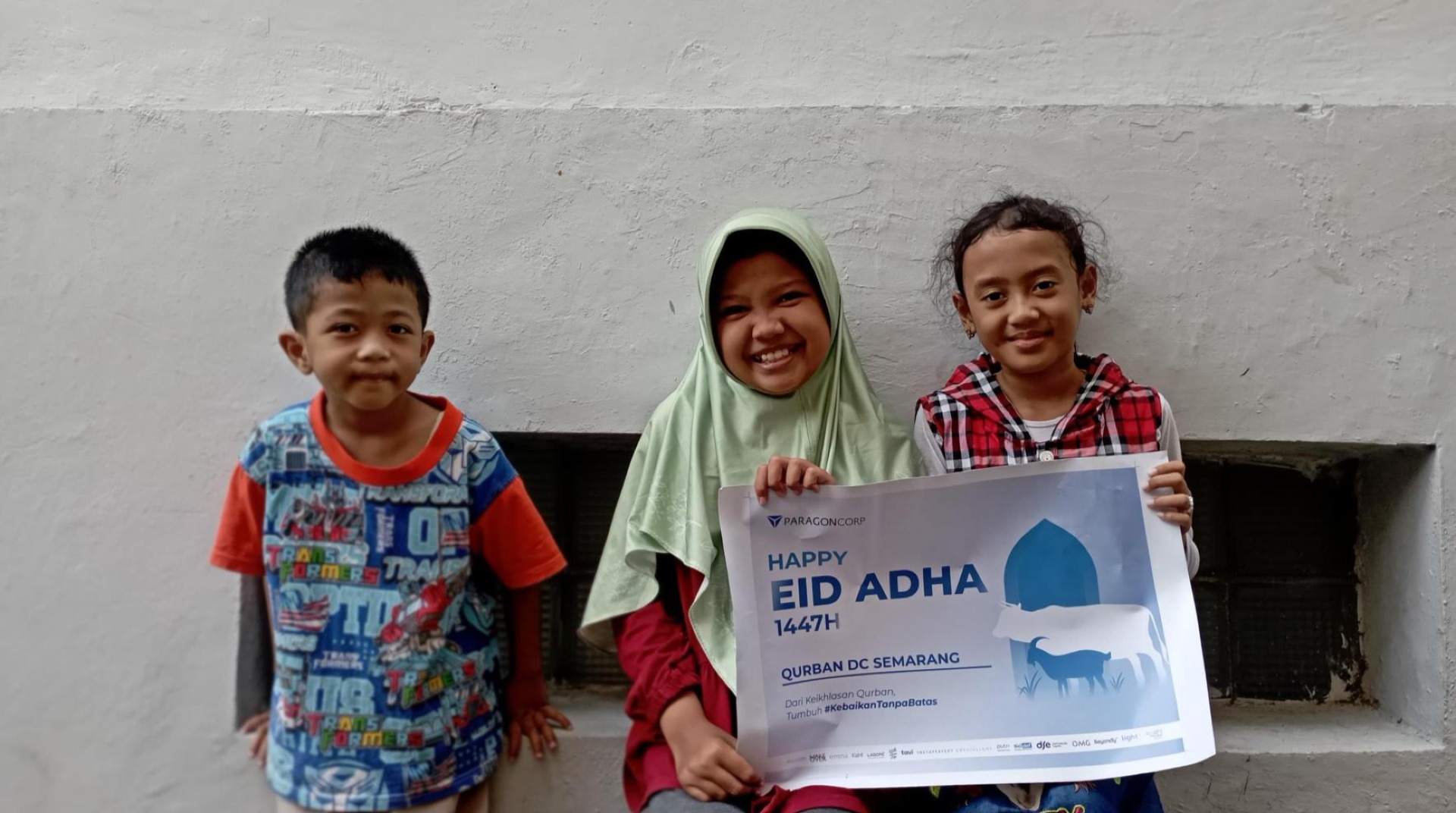 DT Peduli Jateng Bersama PT. Paragon DC Semarang Hadirkan Kebahagiaan dengan Salurkan Qurban di Masjid Baitul Makmur 