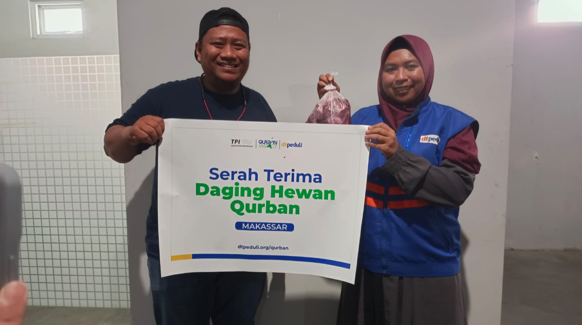 Grab TPI Makassar Sinergi dengan DT Peduli Sulsel Salurkan Daging Qurban Spesial untuk Karyawan