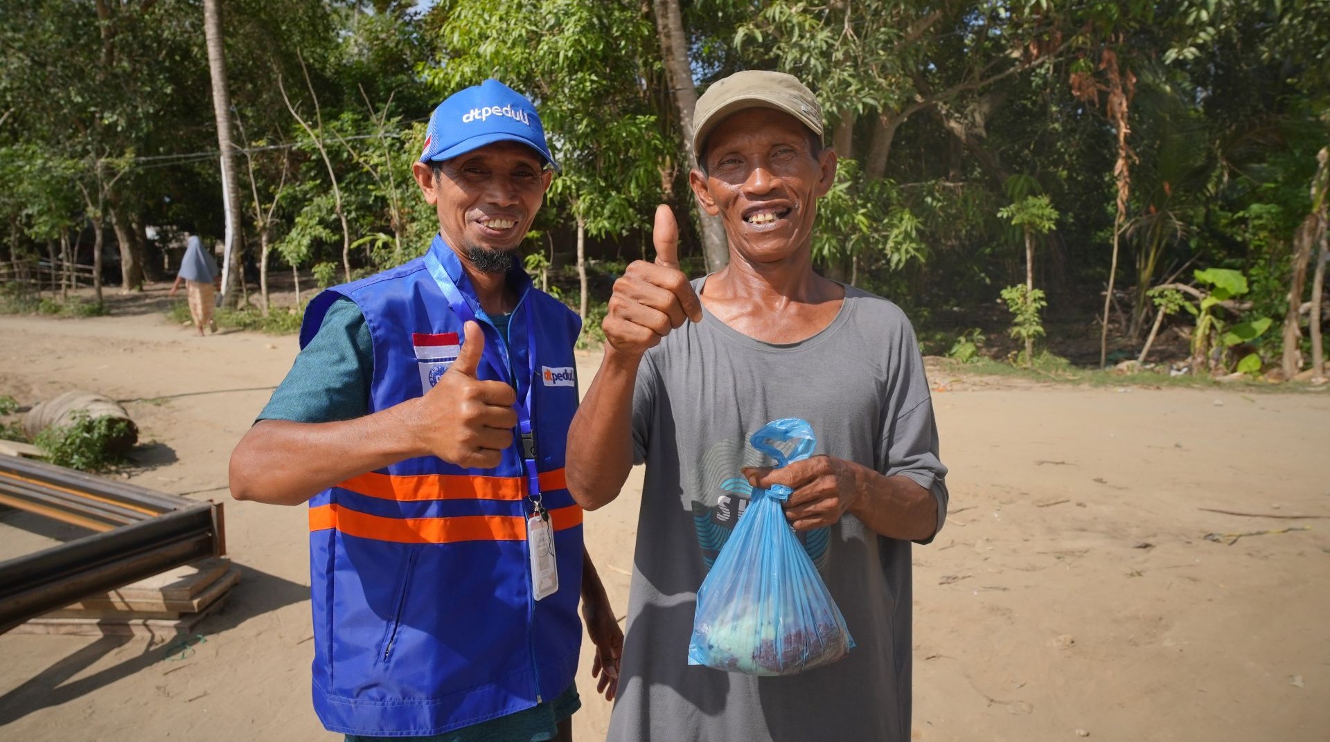 Sedekah Daging Qurban Hadirkan Kebahagiaan di Tengah Luka Banjir 