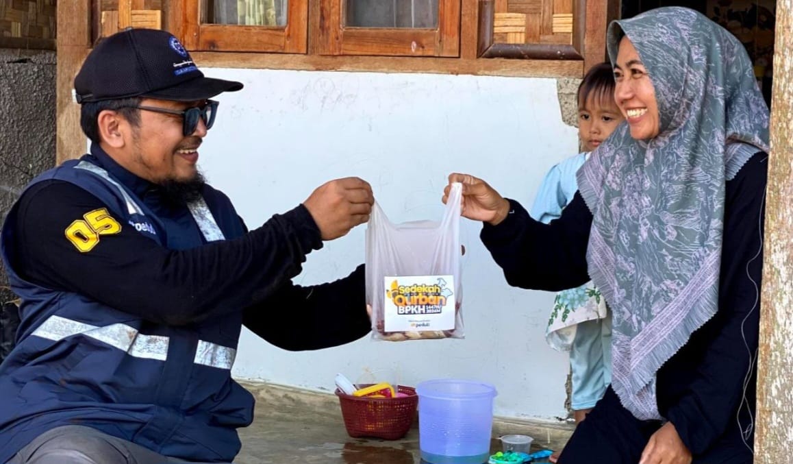 Warga Kampung Haji BPKH Sukabumi Bahagia Terima Sedekah Qurban dari BPKH dan DT Peduli Sukabumi 