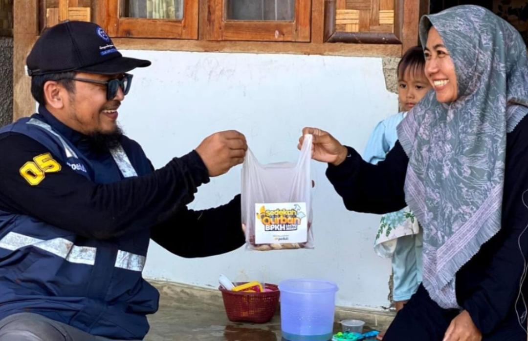 Warga Kampung Haji BPKH Sukabumi Bahagia Terima Sedekah Qurban dari BPKH dan DT Peduli Sukabumi 