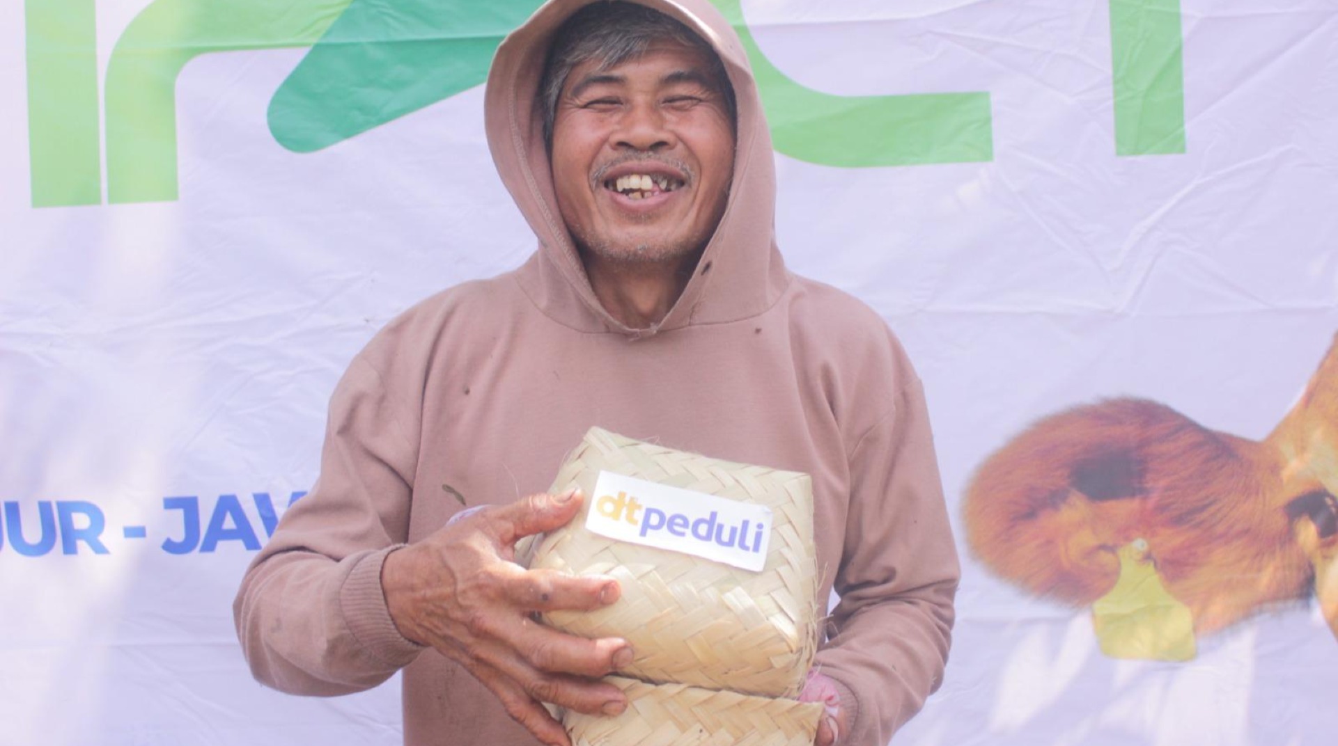 Jauh dari Pusat Kota, DT Peduli Cianjur Salurkan Qurban ke Desa Buniwangi 