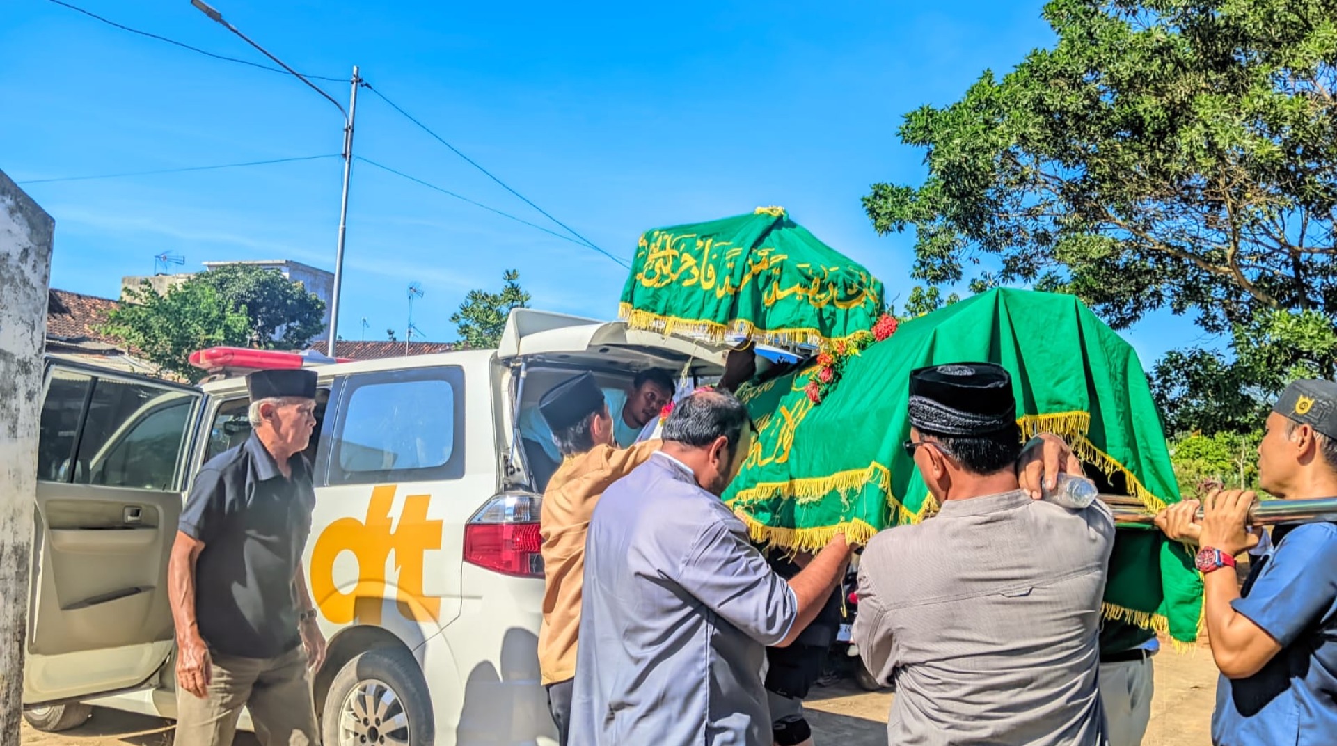 DT Peduli Metro Berikan Layanan Ambulans Gratis untuk Almarhumah Anjar Setiawati