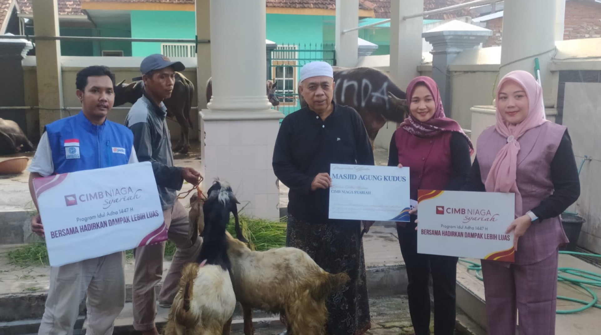 CIMB Niaga Syariah Salurkan Qurban Kambing Melalui DT Peduli Jateng, Warga Kudus Bahagia 