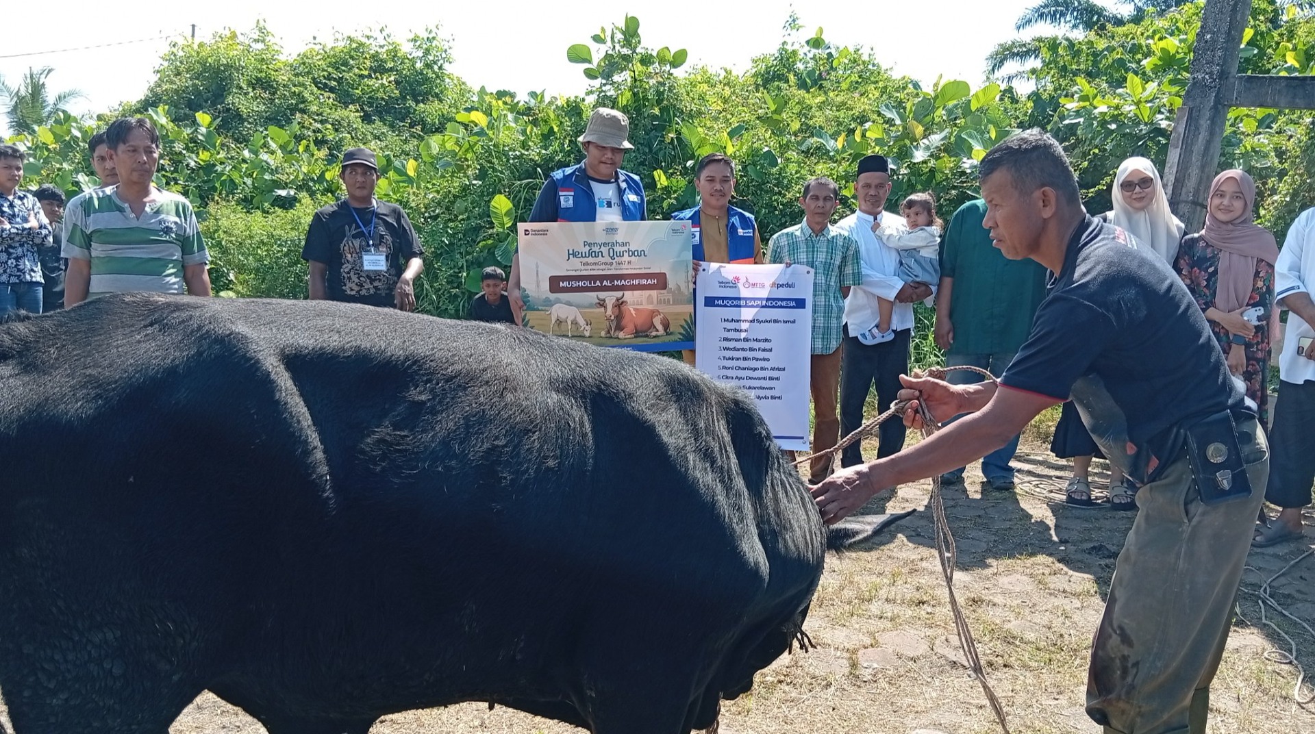 MTTG Witel Riau Bersama DT Peduli Riau Salurkan Hewan Qurban untuk Masyarakat Sekitar Musholla Al Maghfirah