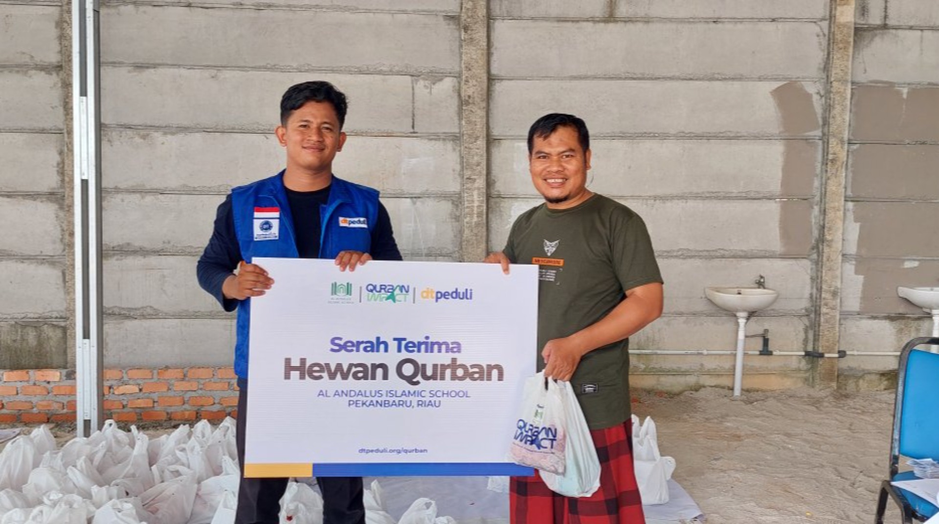 Al Andalus Islamic School Pekanbaru Sinergi dengan DT Peduli Riau Salurkan Qurban untuk Masyarakat 