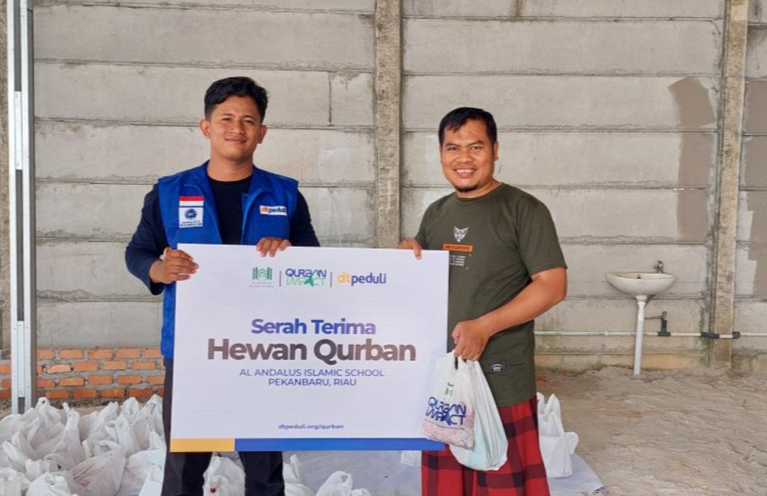 Al Andalus Islamic School Pekanbaru Sinergi dengan DT Peduli Riau Salurkan Qurban untuk Masyarakat 