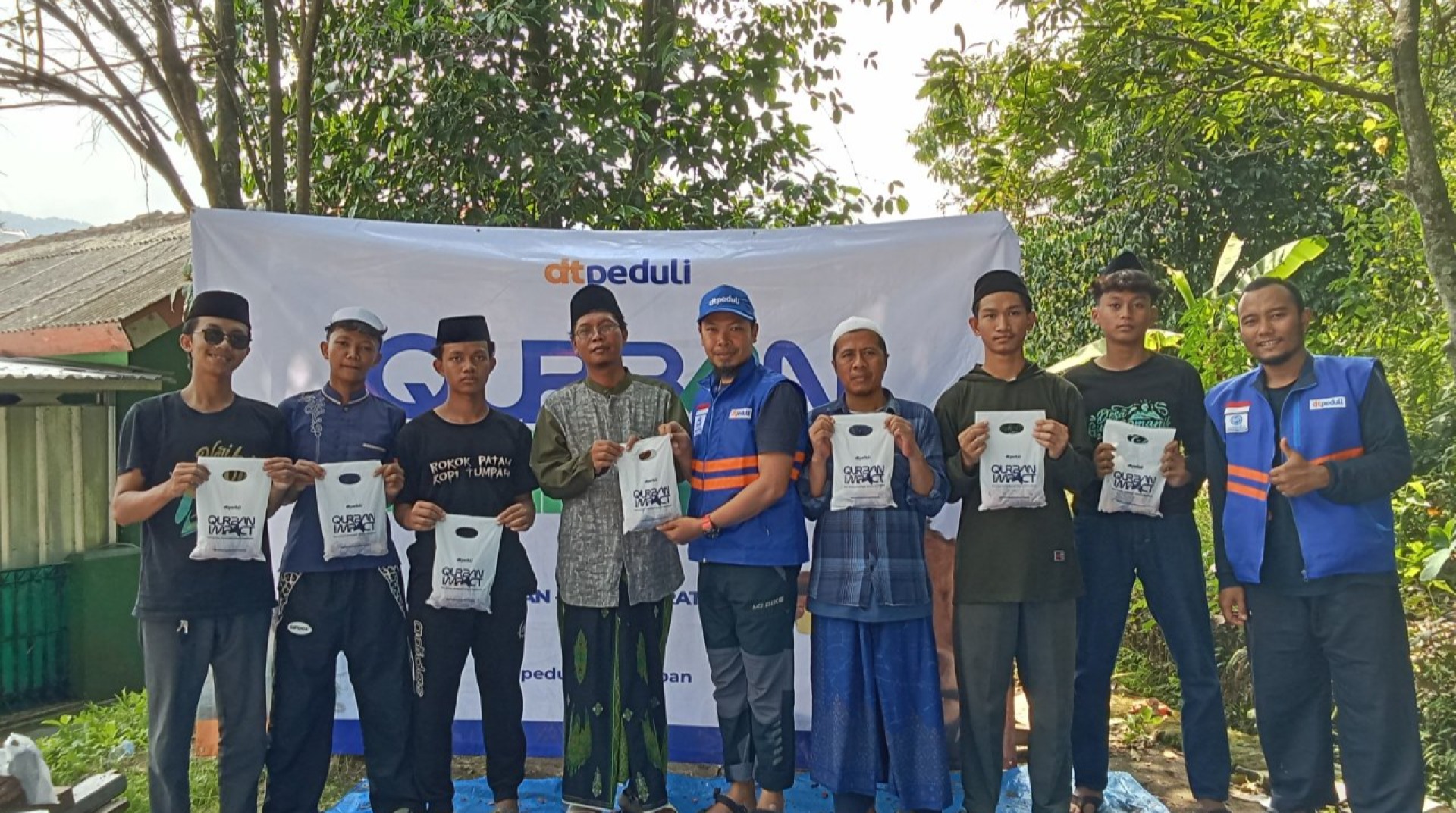 Perkuat Dakwah di Kampung Tagog, DT Peduli Kuningan dan Optik Zolaris Sukseskan Program Qurban Impact