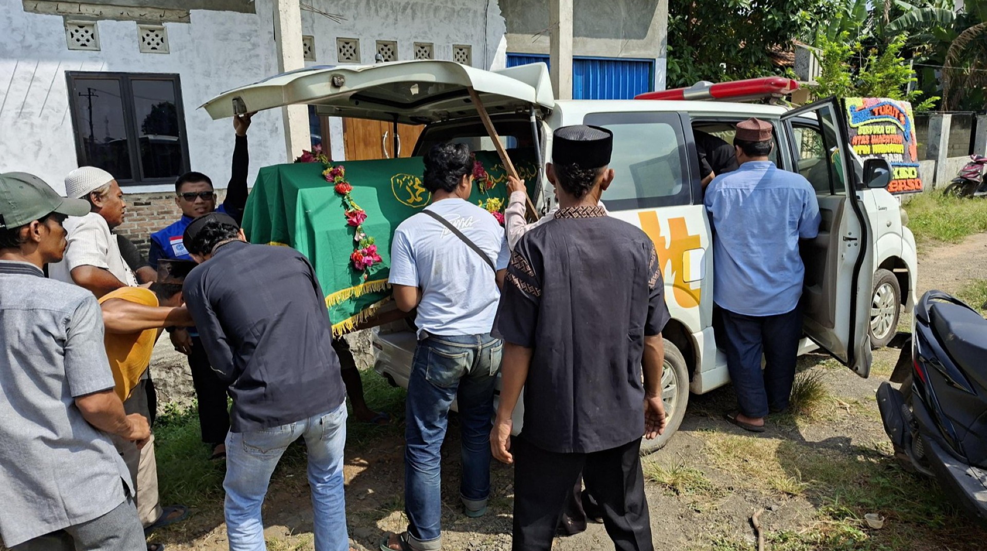 DT Peduli Metro Berikan Layanan Ambulans Gratis untuk Pengantaran Jenazah Almarhumah Atih