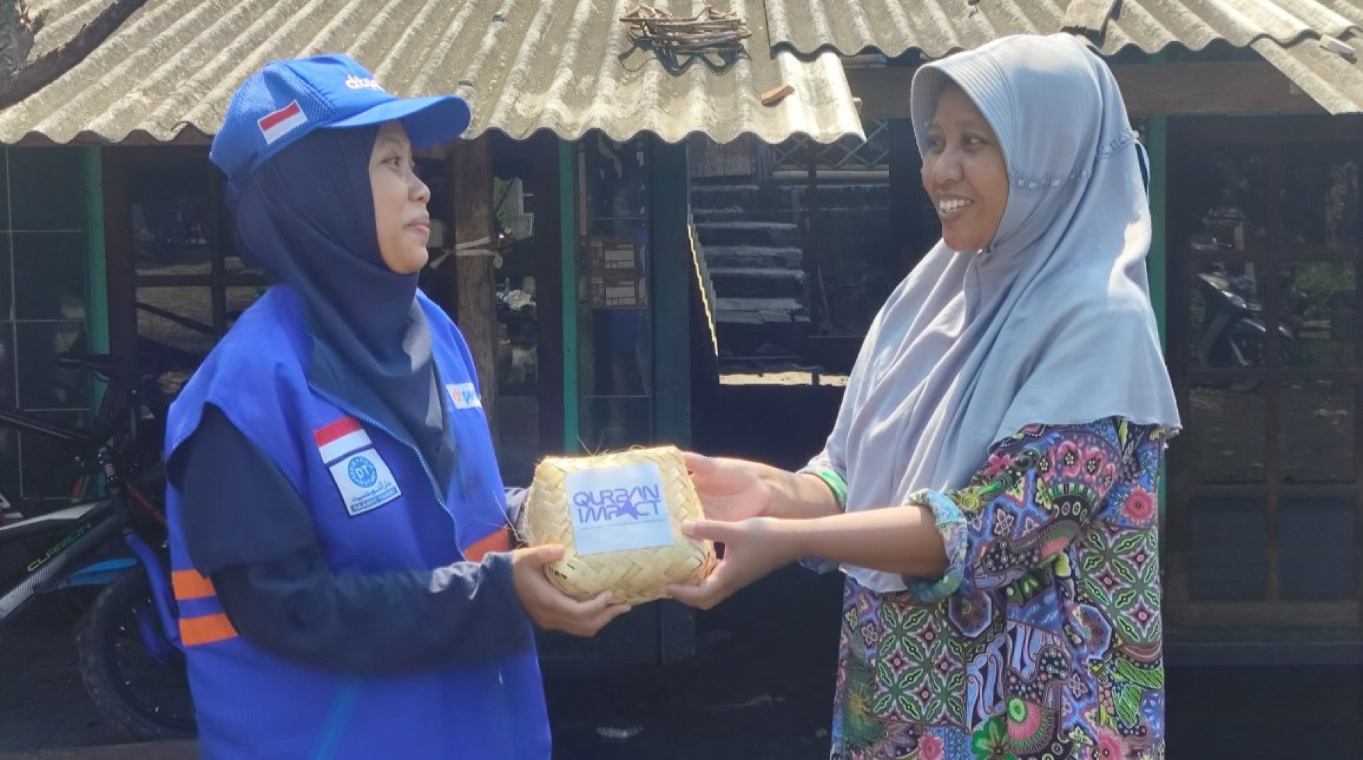 DT Peduli Jateng Salurkan Qurban di Tengah Banjir Rob, Warga Lengkong, Demak, Bahagia 