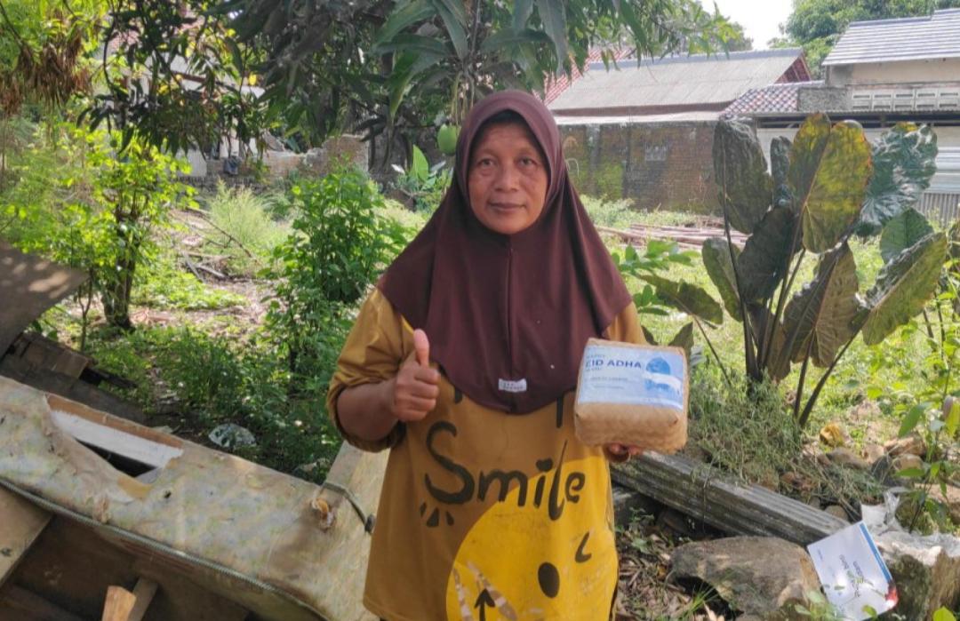 PT. Paragon Sinergi dengan DT Peduli Cirebon Beri Hadiah Qurban untuk Warga Ciperna