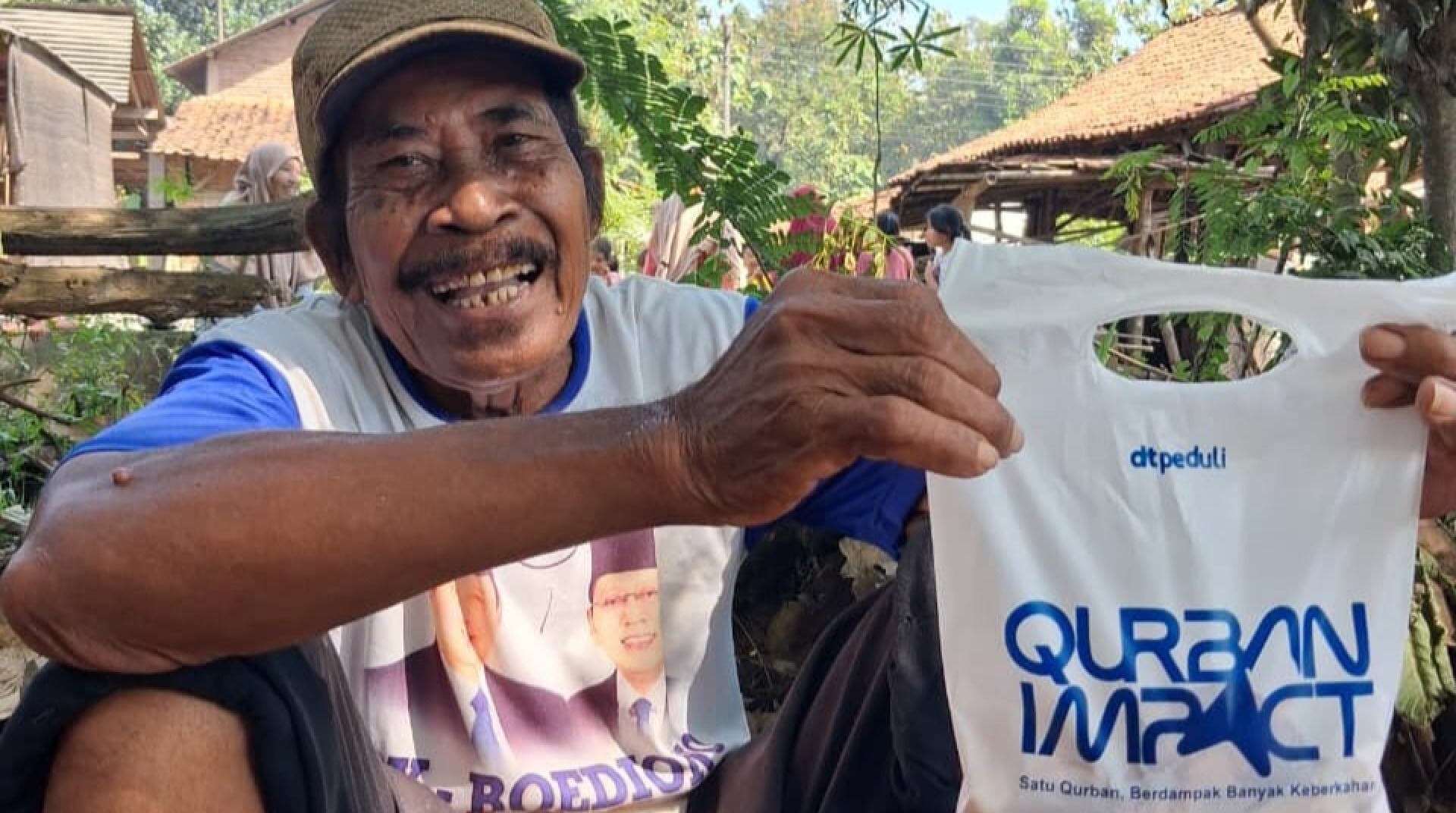 DT Peduli Solo Salurkan Daging Qurban ke Wilayah Sragen, Para Penerima Manfaat Tersenyum Bahagia 