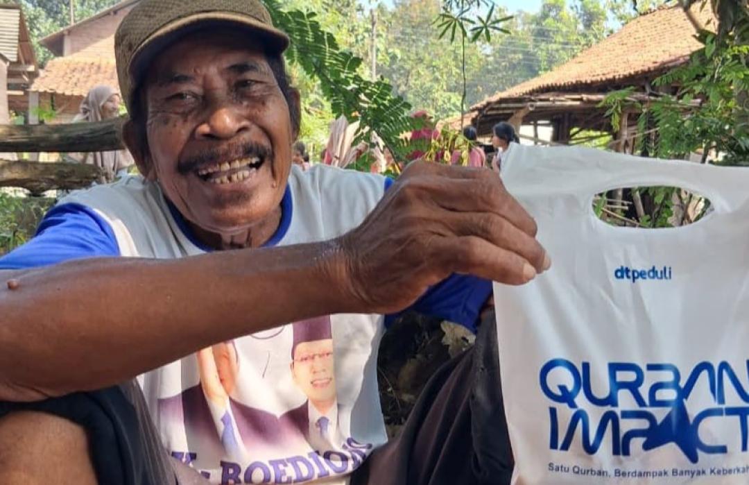 DT Peduli Solo Salurkan Daging Qurban ke Wilayah Sragen, Para Penerima Manfaat Tersenyum Bahagia 