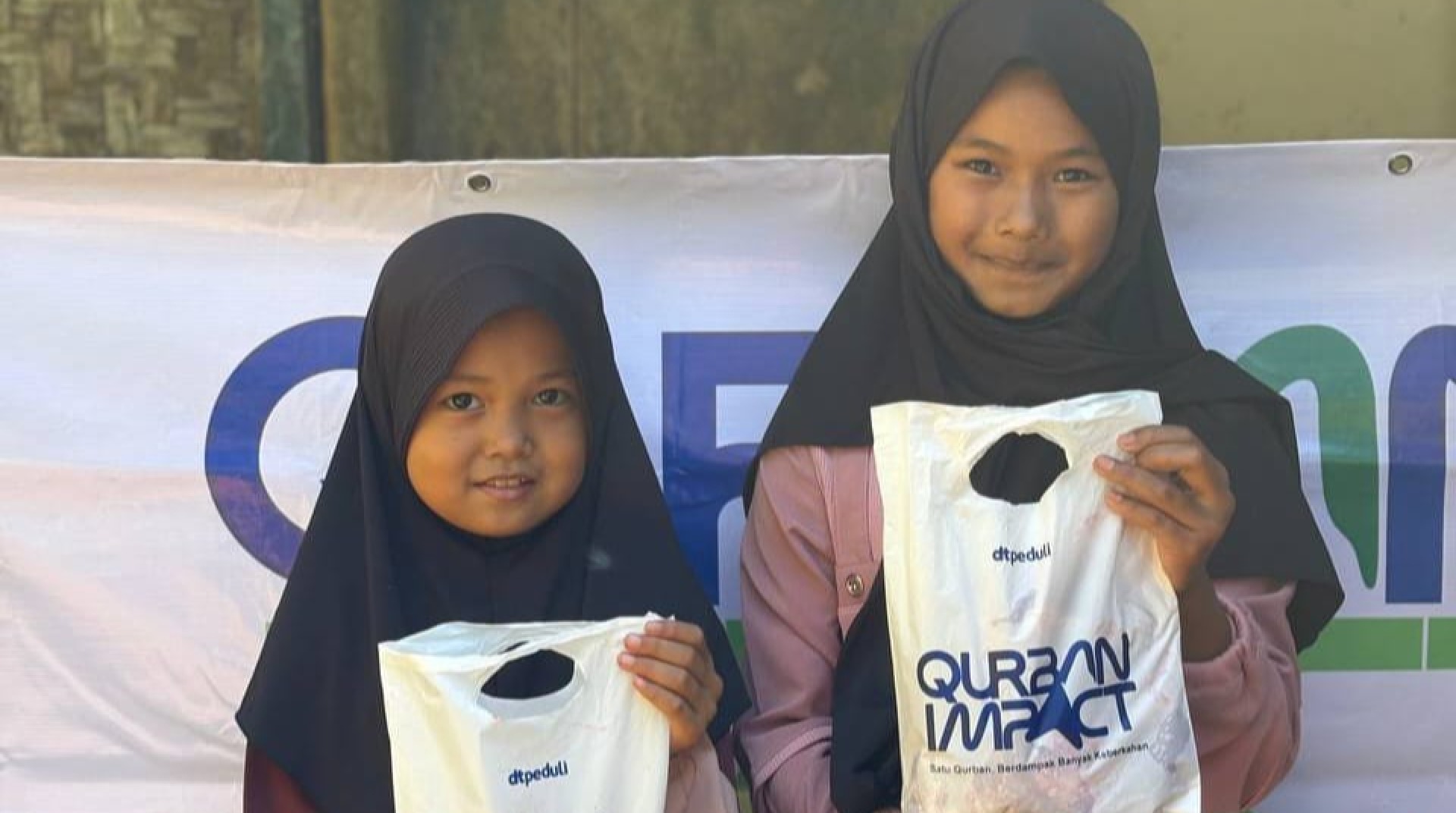 Dua Tahun Menanti, Warga Kampung Cipancer Kembali Nikmati Daging Qurban Melalui DT Peduli Sukabumi 