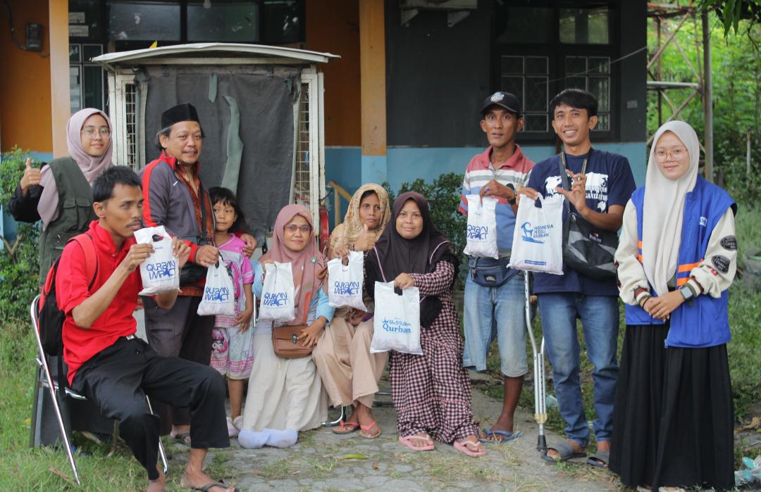 DT Peduli Cirebon Salurkan Daging Qurban untuk Penyandang Disabilitas di Sekretariat PPDI Kota Cirebon