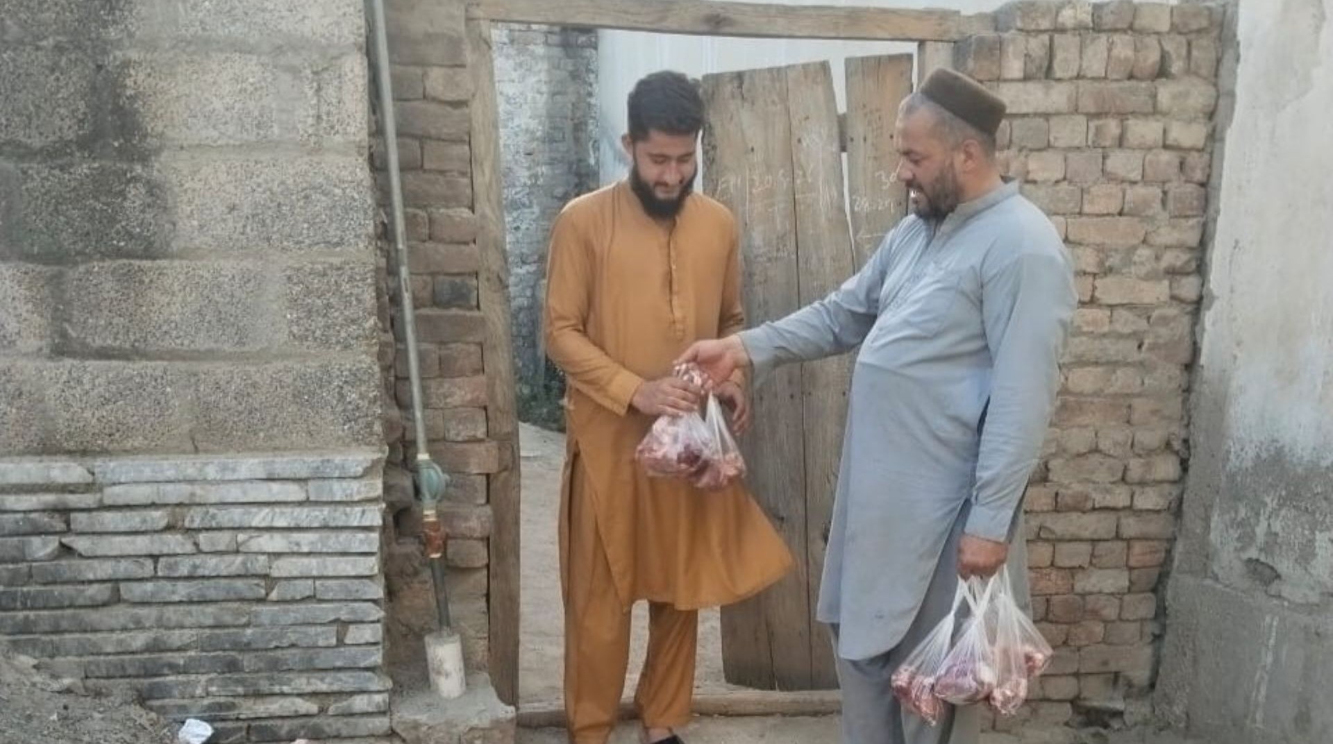 Dua Hari Penuh Berkah, Qurban DT Peduli Bahagiakan Ratusan Keluarga di Pakistan