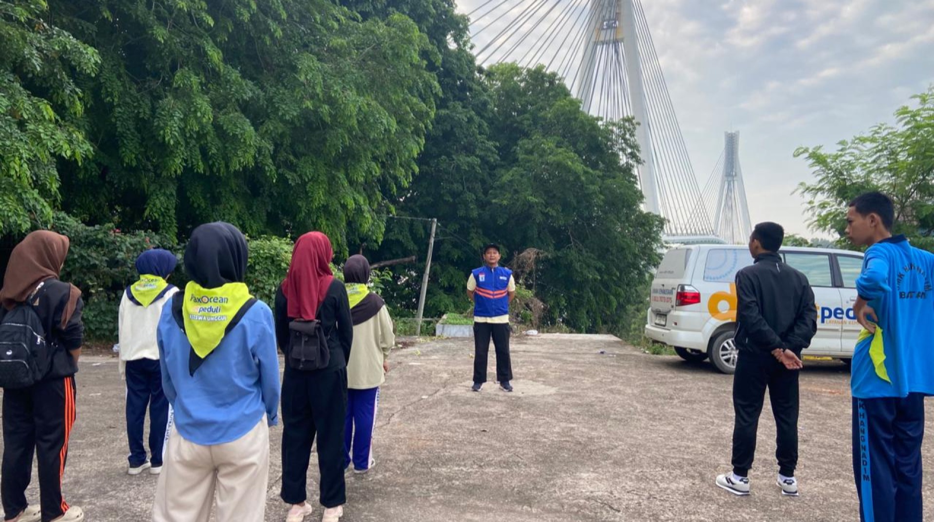 DT Peduli Kepri Dampingi Santri Beasiswa Unggul PaxOcean Gelar Aksi Cinta Lingkungan di Jembatan 1 Balerang 