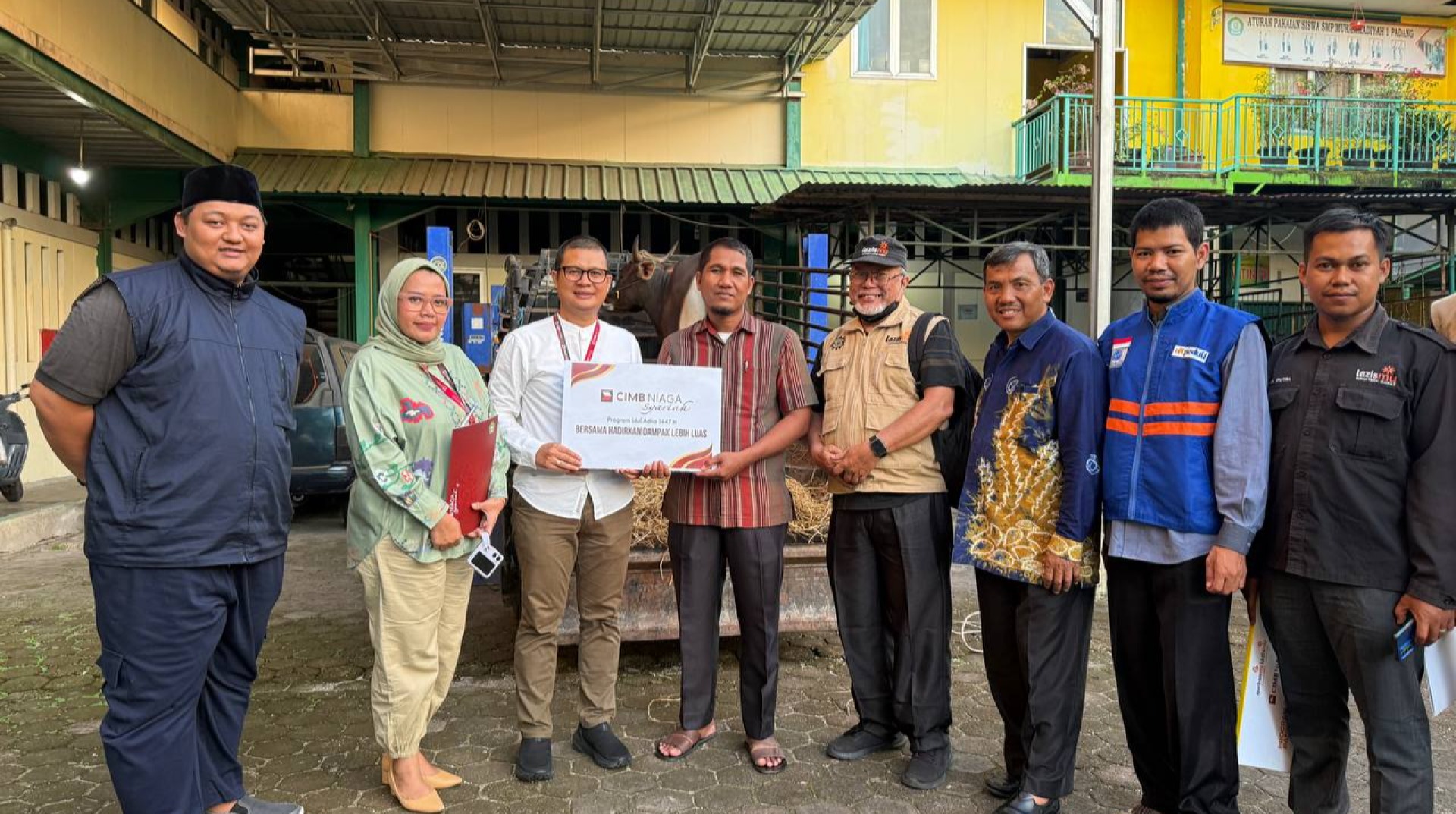 DT Peduli Sumbar Bersama CIMB Niaga Syariah Salurkan Qurban kepada Lazismu Sumatera Barat 