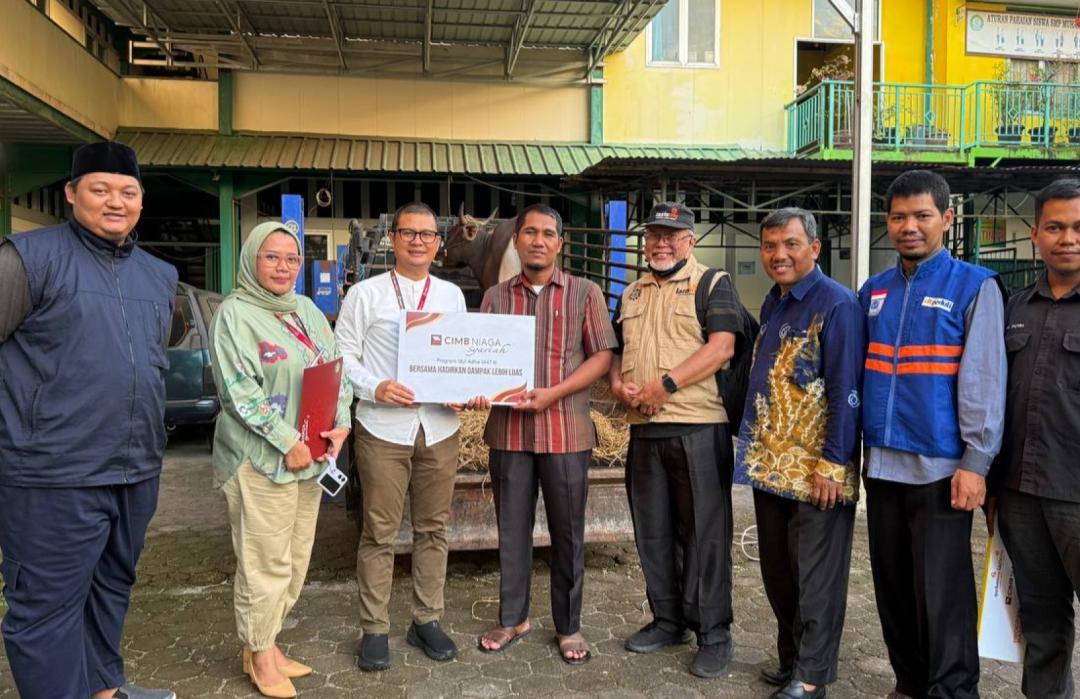 DT Peduli Sumbar Bersama CIMB Niaga Syariah Salurkan Qurban kepada Lazismu Sumatera Barat 