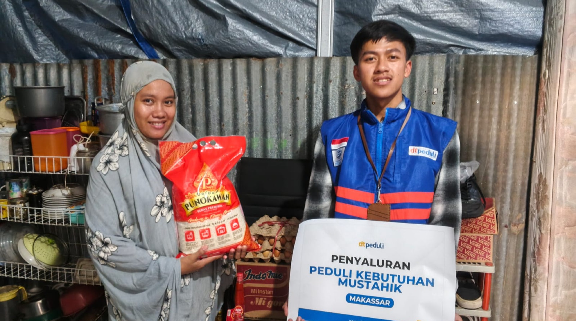 Penuh Haru, Seorang Ibu Asal Gowa Berkaca-kaca Terima Bantuan Sembako dari DT Peduli Sulsel 