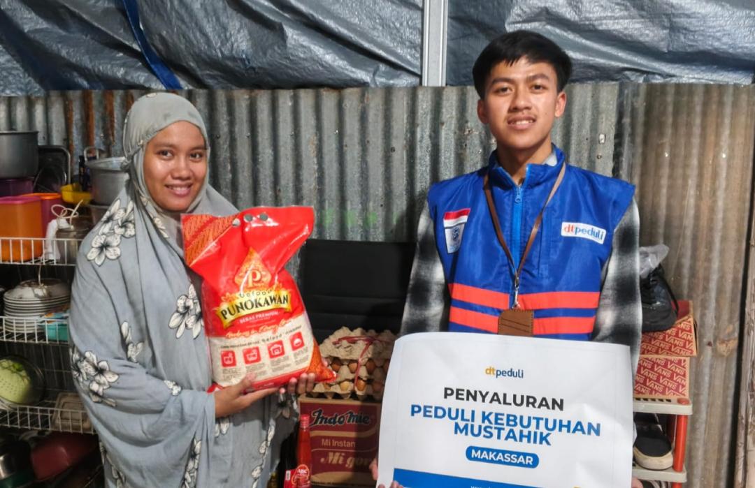 Penuh Haru, Seorang Ibu Asal Gowa Berkaca-kaca Terima Bantuan Sembako dari DT Peduli Sulsel 
