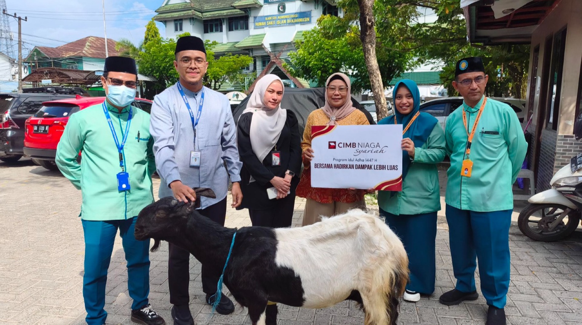 CIMB Niaga Syariah Bersama DT Peduli Kalsel Salurkan Qurban ke Berbagai Lembaga dan Masjid di Banjarmasin 