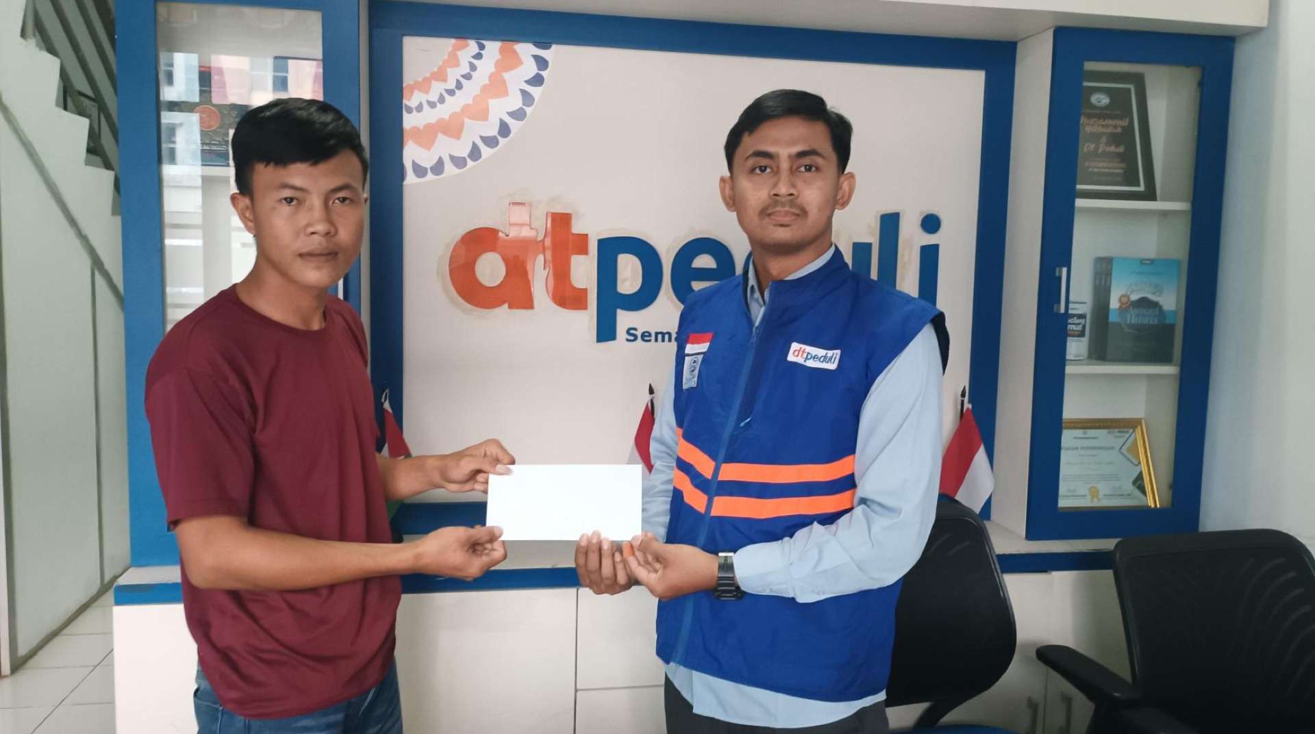 DT Peduli Bekasi Salurkan Bantuan Program Peduli Kebutuhan Mustahik dengan Lunasi Biaya Kontrakan Agung