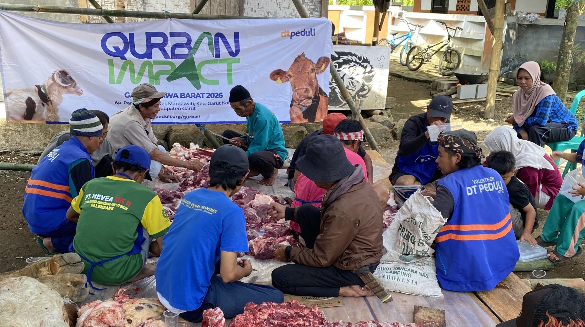 Hadirkan Kebahagiaan di Pinggiran Garut Kota, DT Peduli Salurkan Qurban di Pengadegan