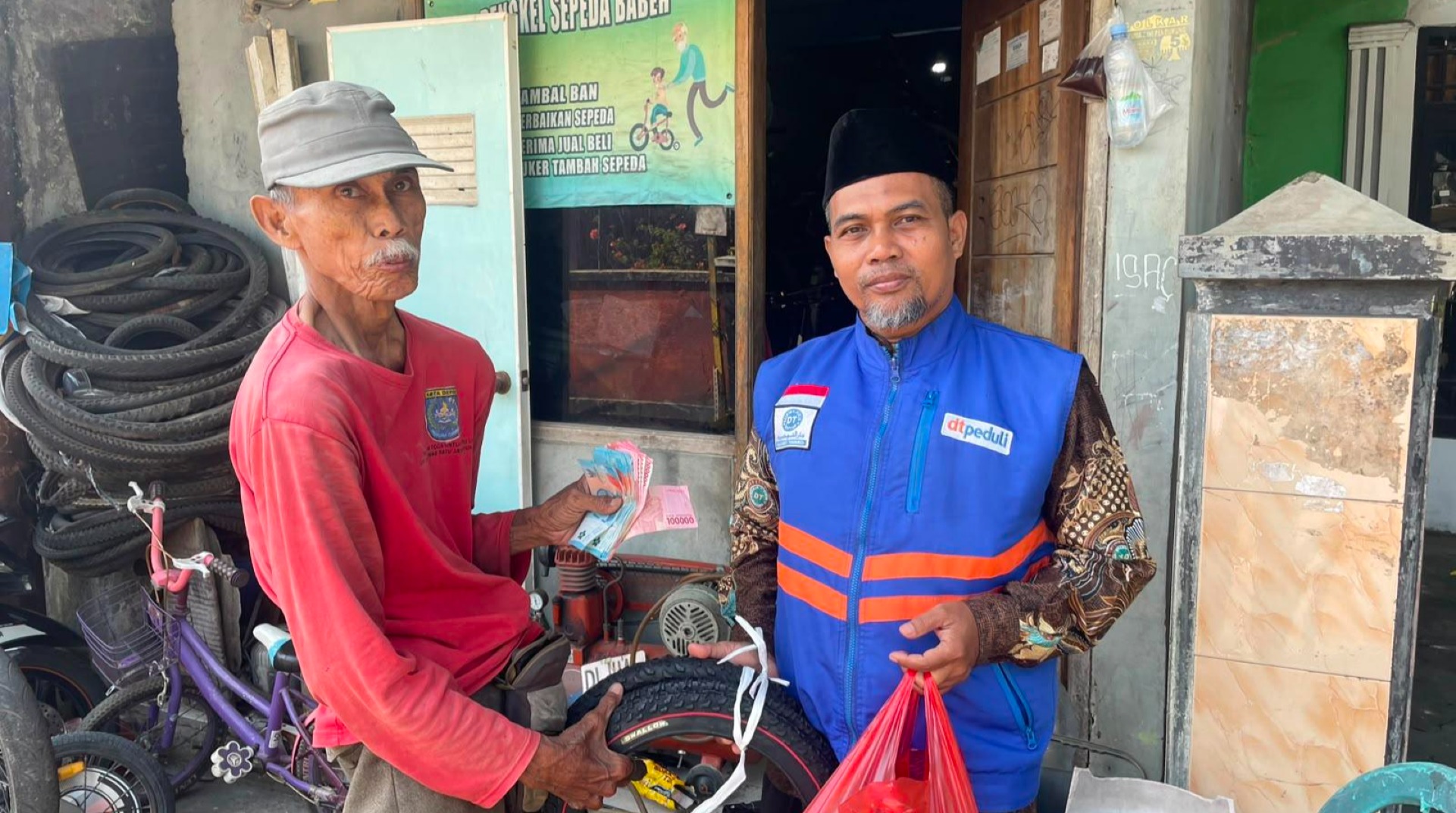 DT Peduli Depok Salurkan Bantuan Modal Usaha untuk Bengkel Sepeda Milik Napis Suryadi