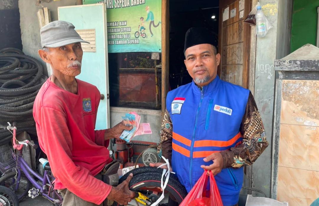DT Peduli Depok Salurkan Bantuan Modal Usaha untuk Bengkel Sepeda Milik Napis Suryadi