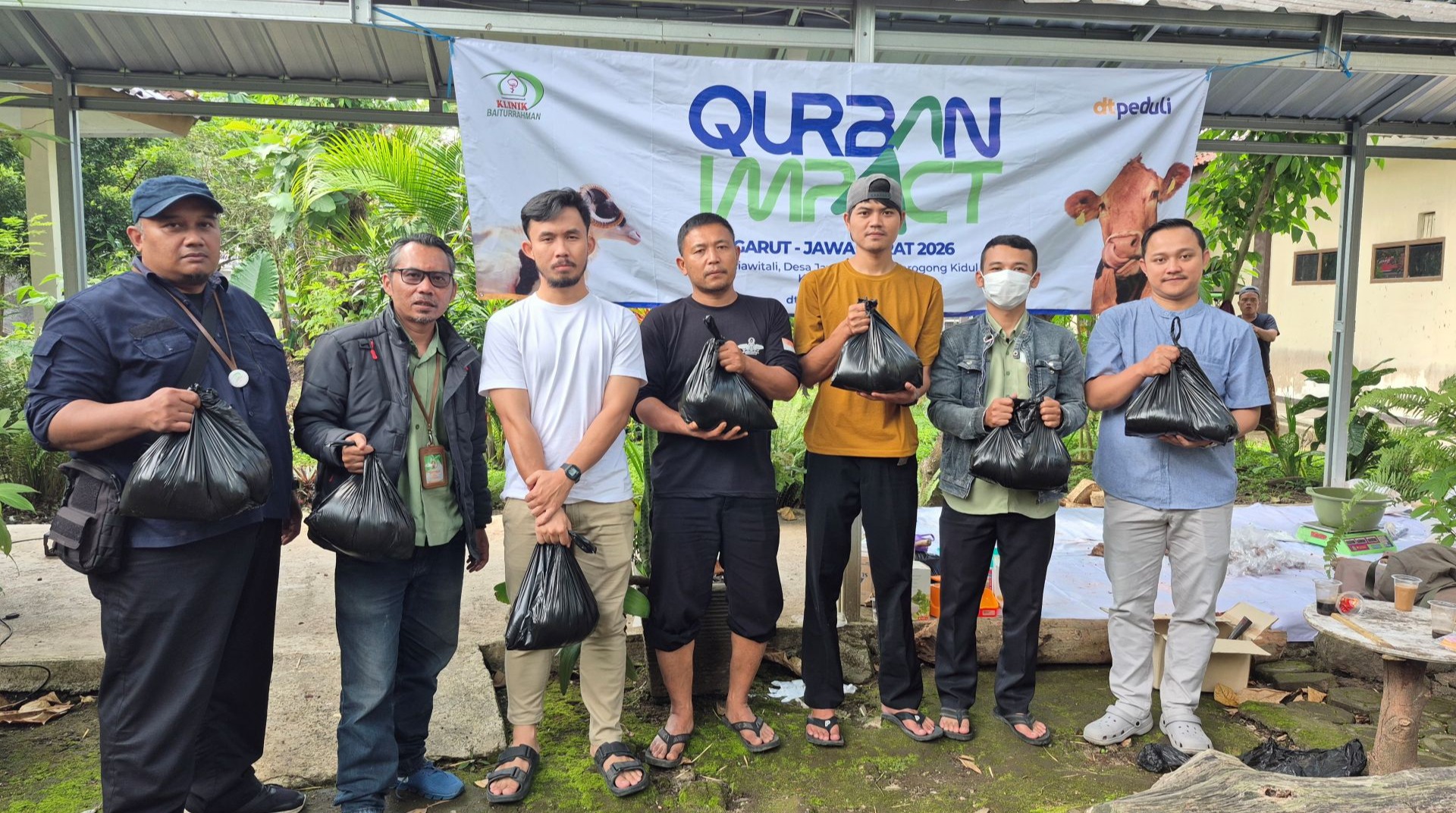 Klinik Baiturrahman Bersama DT Peduli Garut Salurkan Qurban Satu Ekor Sapi