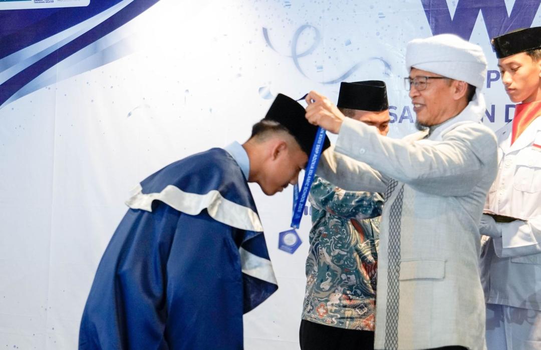 Wisuda Angkatan XVIII Adzkia Islamic School, Dari Ilmu Menuju Cahaya, Dari Akhlak Menuju Mulia 