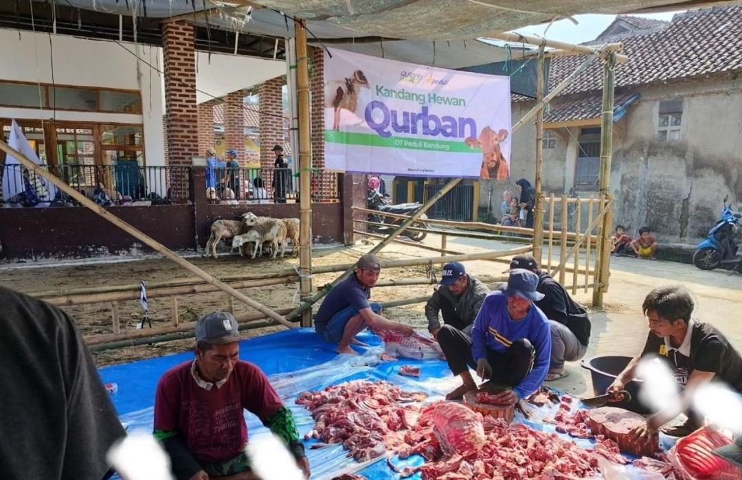 Perkuat Syiar dan Pembinaan Keislaman Masyarakat, Qurban Impact DTP Bandung Hadir di Arjasari 