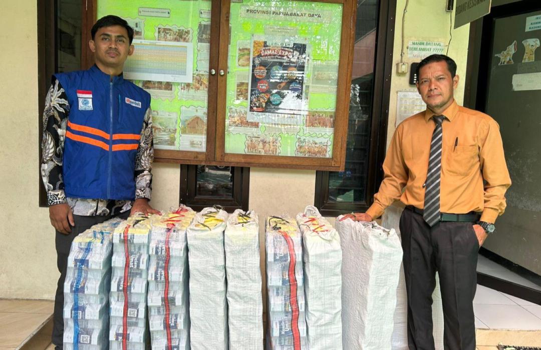 Tanamkan Jiwa Dermawan Sejak Dini, DT Peduli Serahkan Kencleng Edukasi ke SDIT Global Insan Madani 