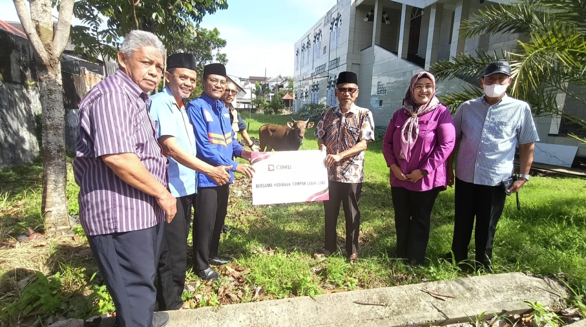 CIMB Niaga Syariah Samarinda Salurkan Amanah Sapi Qurban melalui DT Peduli Kalsel untuk PWM Kaltim