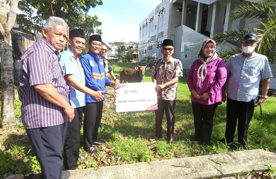 CIMB Niaga Syariah Samarinda Salurkan Amanah Sapi Qurban melalui DT Peduli Kalsel untuk PWM Kaltim