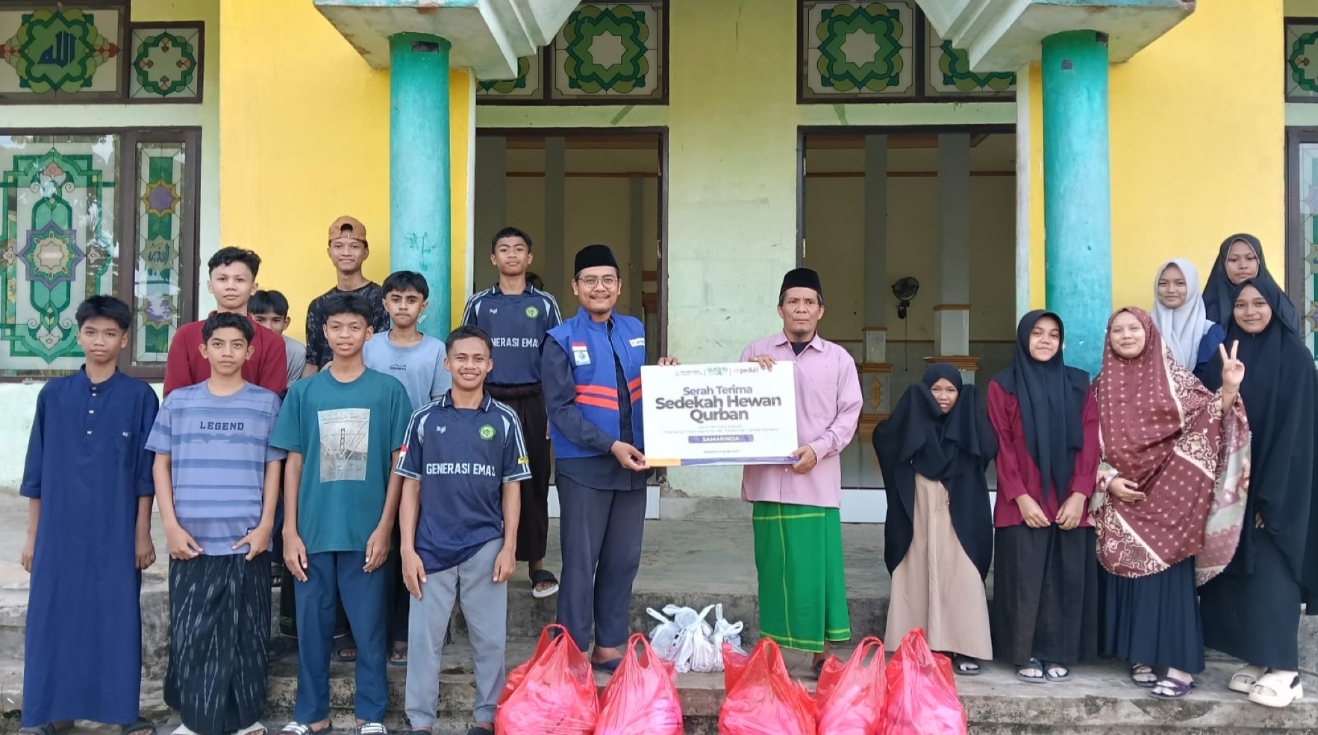 Bank Permata Syariah Samarinda dan DT Peduli Kalsel Salurkan Qurban bagi Warga dan Santri Pondok Pesantren Syaikh Zainuddin NW L3