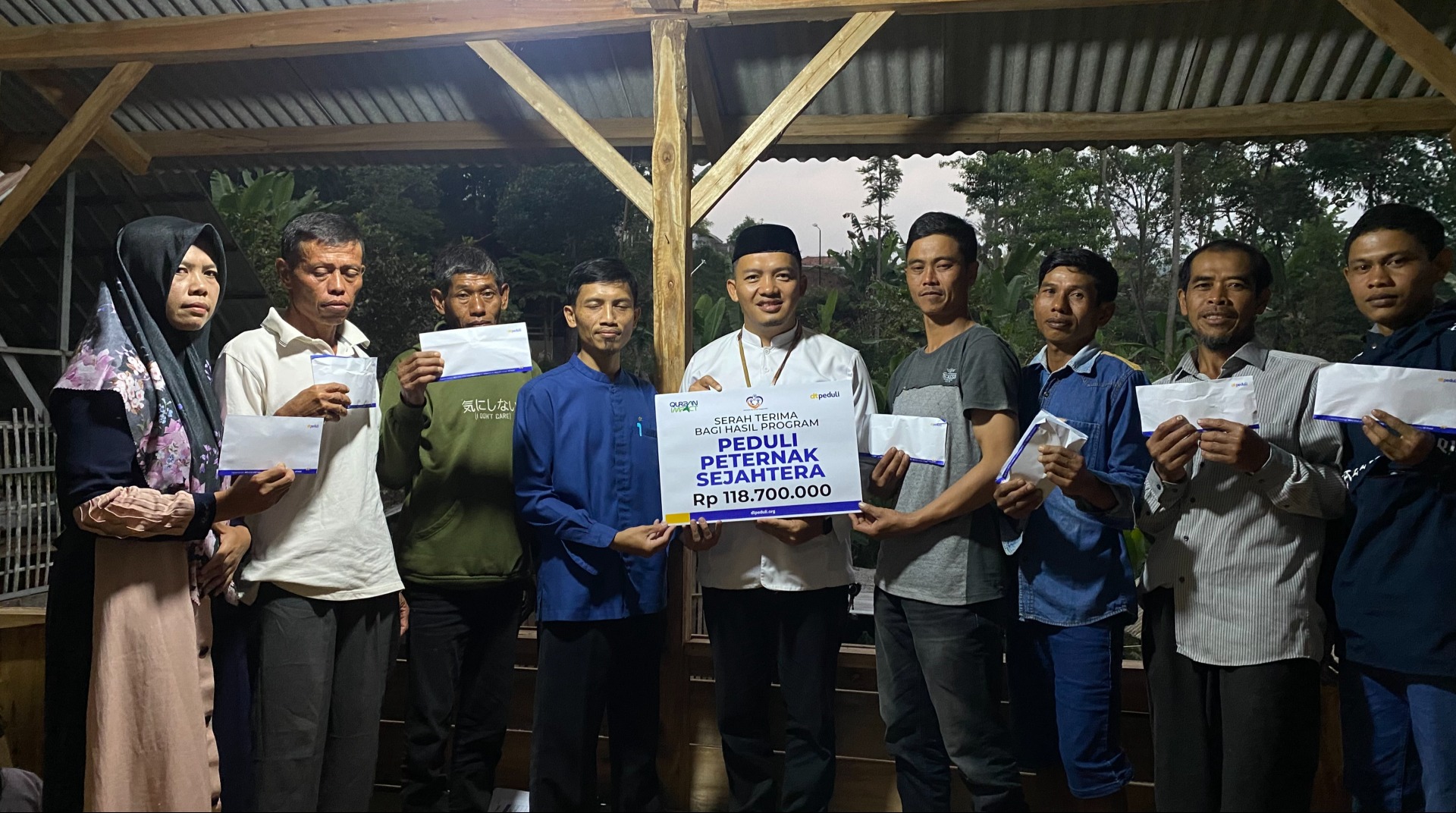 Penuh Haru, DT Peduli Garut Gelar Serah Terima Bagi Hasil dengan Para Peternak Binaan di Kampung Cimanglid 