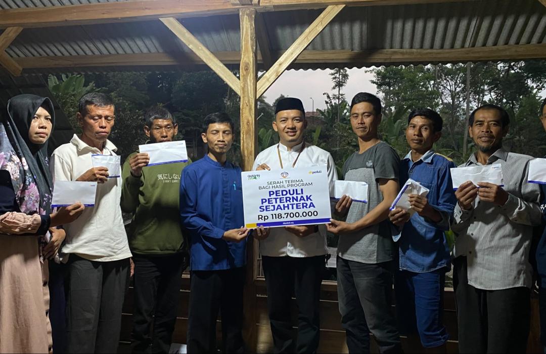 Penuh Haru, DT Peduli Garut Gelar Serah Terima Bagi Hasil dengan Para Peternak Binaan di Kampung Cimanglid 