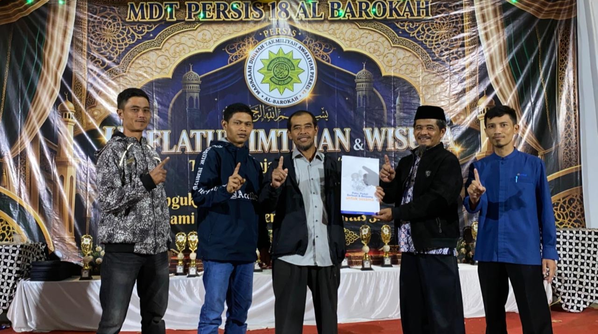 Semangat Berbagi, Peternak Binaan DT Peduli Garut Salurkan Infaq untuk Madrasah Al-Barokah 